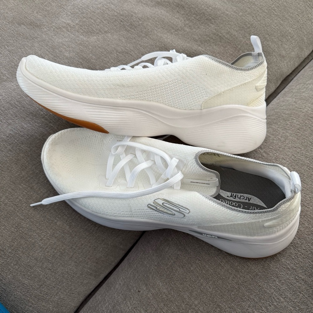 EUC Sketchers air cooled Arch fit stretch fit men’s 12